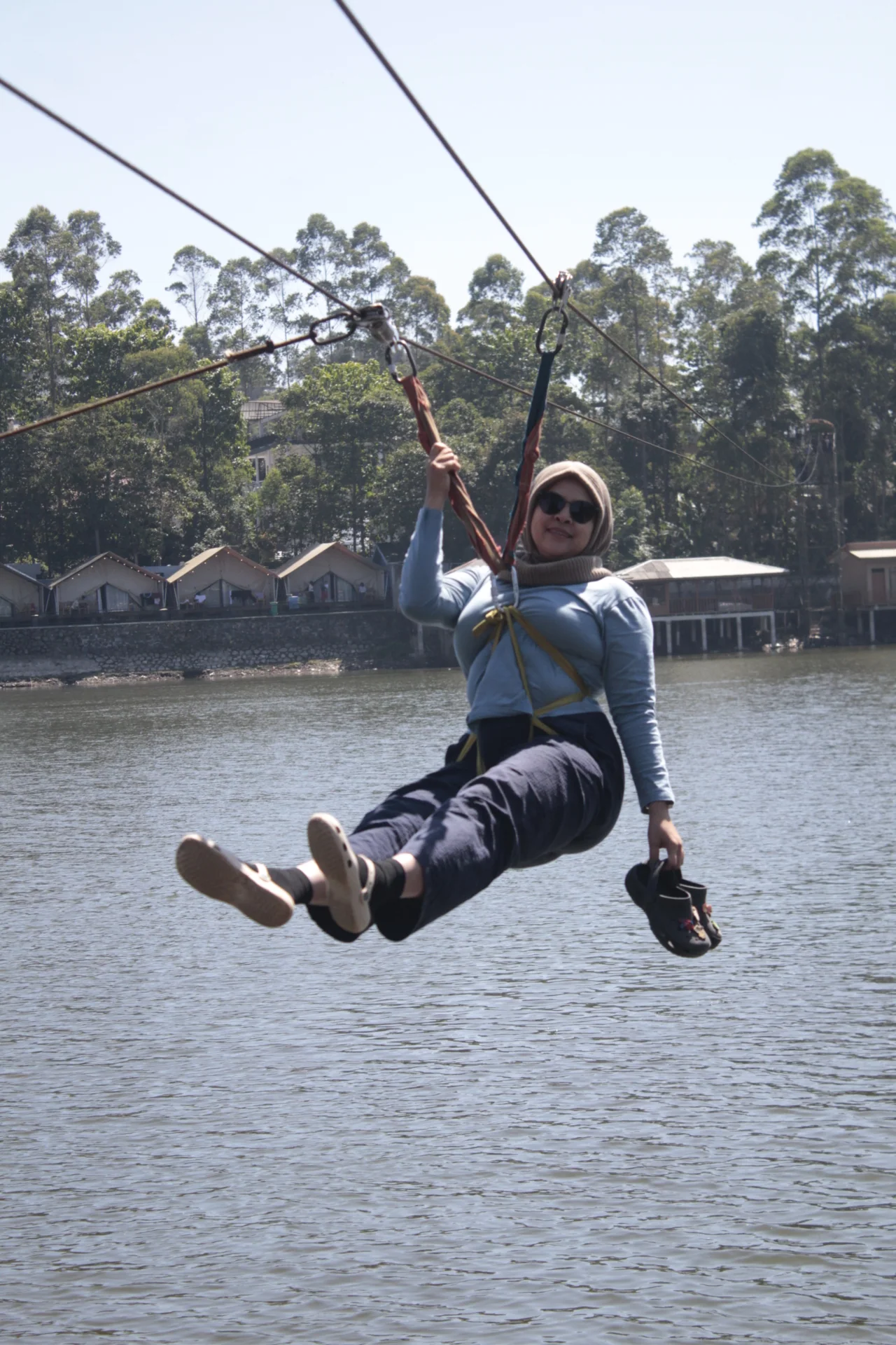 Peserta mencoba flying fox di area danau Pangalengan