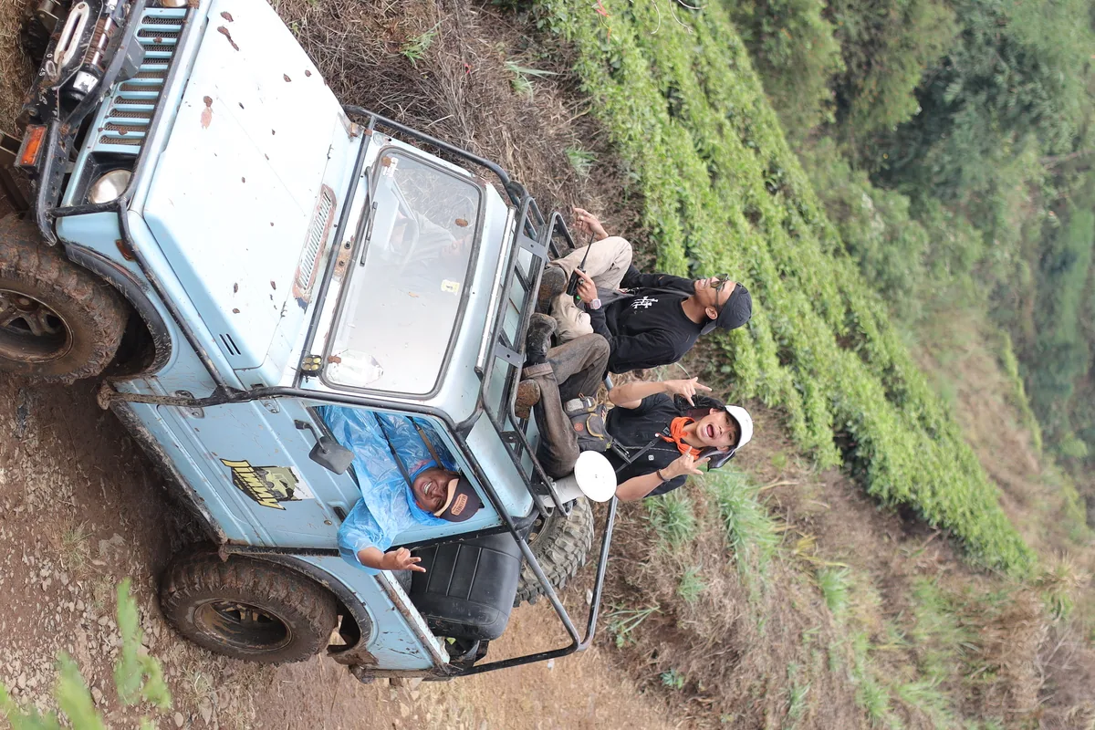 Peserta Ma'soem Group menikmati perjalanan offroad dengan kendaraan 4x4 di jalur berbukit