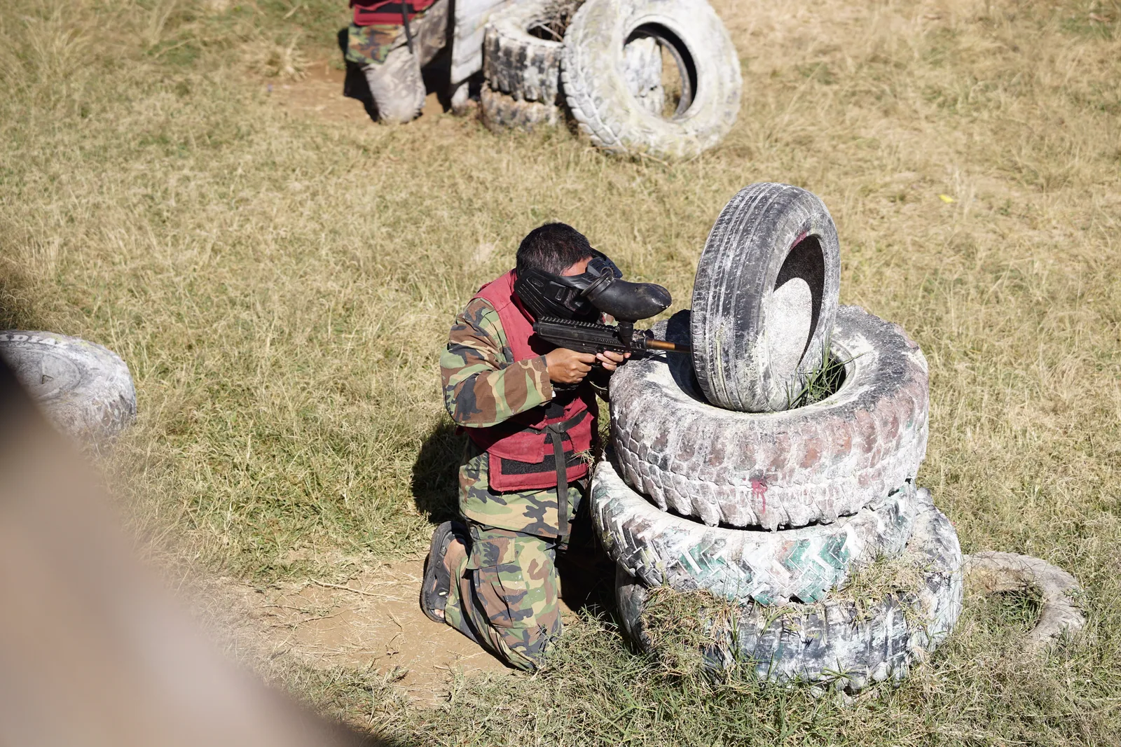 Peserta outing perusahaan bermain paintball di Pangalengan